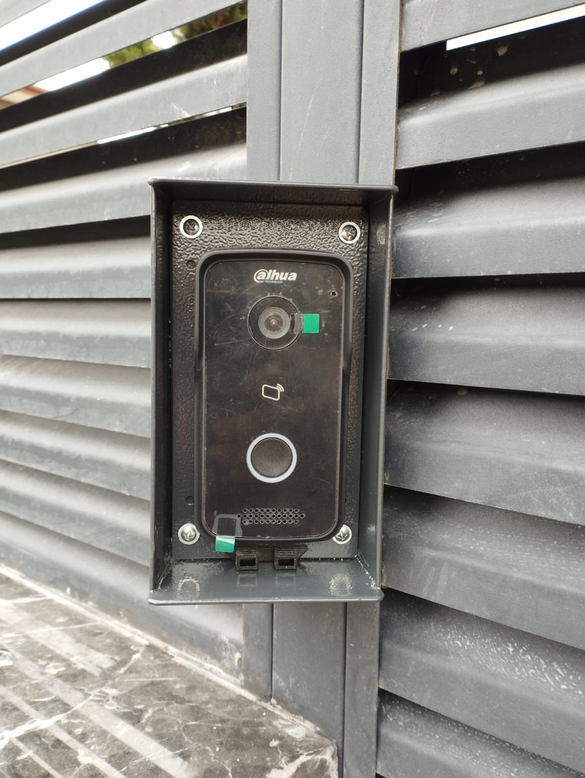 Diafon 10x18x10 Cm Kapı Zili Paneli Açı / Yön Çevirme ve Yağmurdan, Kardan, Zararlı Güneş Işınlarından Koruma Aparatıdır.  